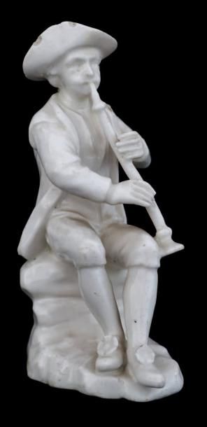 ORLEANS STATUETTE émaillée blanche représentant un Jeune homme jouant d'un instrument...