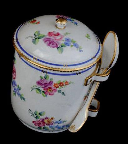 SÈVRES PÂTE TENDRE, POT À CONFITURE ET SA PETITE CUILLÈRE à décor polychrome de bouquets...