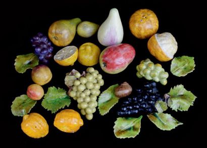 ITALIE ENSEMBLE composé de dix-sept fruits, petits légumes et un escargot, en ronde...