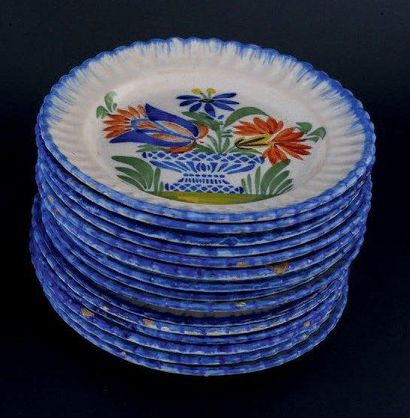 SUD OUEST ENSEMBLE de seize assiettes à décor polychrome de vases fleuris, peigné...