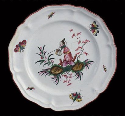 LUNEVILLE ASSIETTE à bord argenterie, décor polychrome d'un chinois fin une canne...