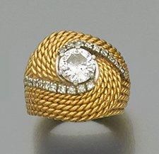 null BAGUE «tourbillon» en or (750 millièmes) serti de diamants dont un au centre...
