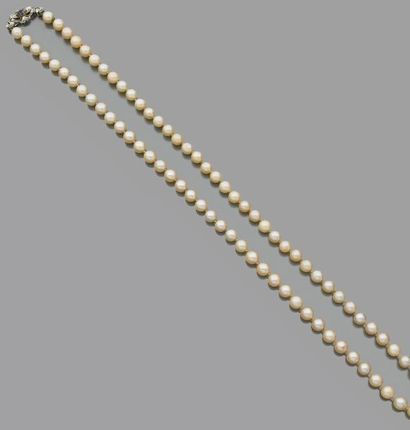 null Long COLLIER de perles de cultures blanches. Fermoir en or gris (750) millièmes...