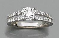 null BAGUE en or gris (750 millièmes) ajouré serti d'un diamant central pesant 1,01...