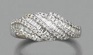 null BAGUE bombée en or gris (750 millièmes) serti d'alignements de diamants baguettes...