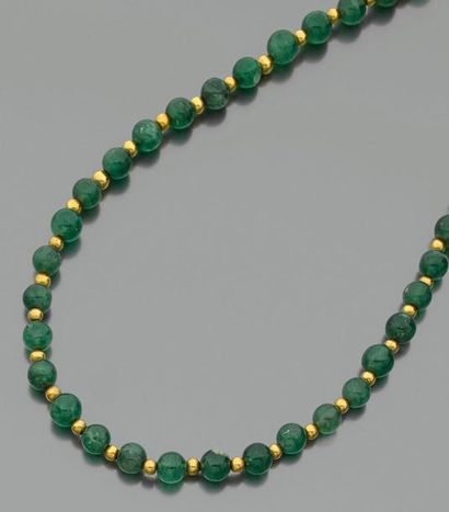 null COLLIER et BRACELET composé de perles vertes et boules d'or (750 millièmes)...