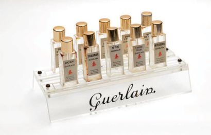 Guerlain «PRÉSENTOIR DE COMPTOIR» Comprenant 10 testeurs modèle bouchon doré touche-oreilles,...