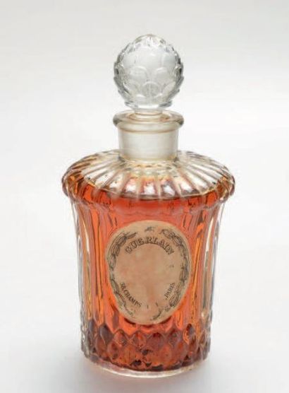 Guerlain «FLACON LOUIS XVI» Flacon en verre, bouchon émerisé. Etiquette lacunaire....