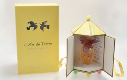 Nina RICCI «L'AIR DU TEMPS» Colombes couleur «Ambre», flacon en cristal Lalique présenté...