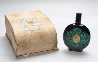 Lionceau «PARFUM POUR LES BLONDES». Flacon en verre opaque noir, panse lenticulaire...