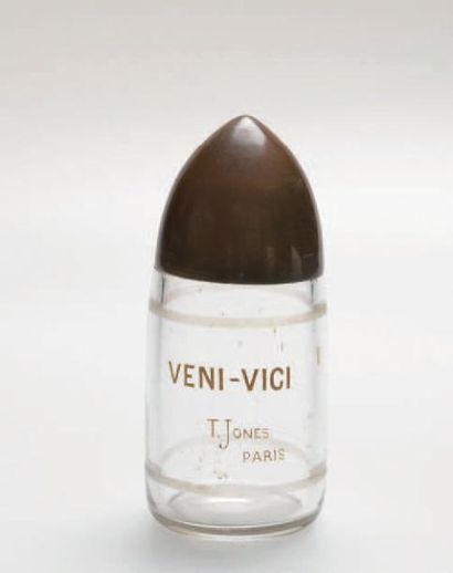 T JONES «VENI-VICI» Flacon en cristal de Baccarat de forme obus, bouchon à découpe,...