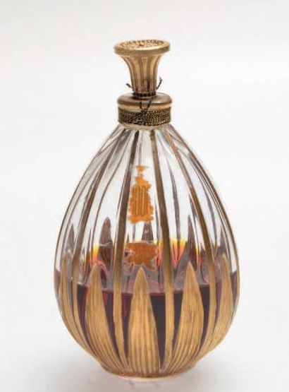 Gueldy «ADOR» Flacon en verre panse cylindrique, à décor de pétales dorés. Bouchon...