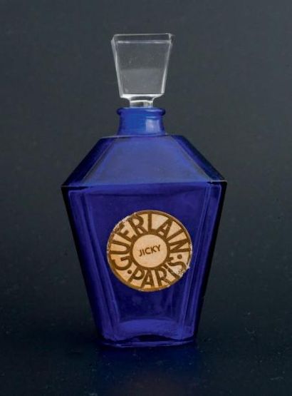 Guerlain «JICKY» Flacon en verre teinté bleu, modèle «lanterne». Bouchon à découpe...