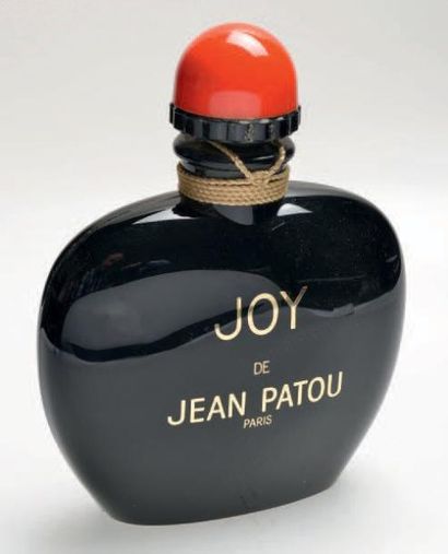 Jean Patou «JOY» Flacon en verre opaque noire, panse de forme tabatière. Titré en...