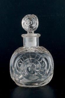 Guerlain MODÈLE DIT «ESCARGOT» Flacon en verre de forme triangulaire (modèle escargot),...