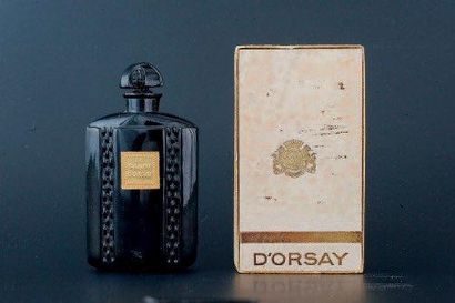 D'Orsay «LE DANDY» Flacon en verre opaque noir, bouchon bombé décoré à l'identique...