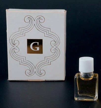 Guerlain «JICKY» Miniature en verre panse carrée, bouchon en bakélite blanc «clippé»....