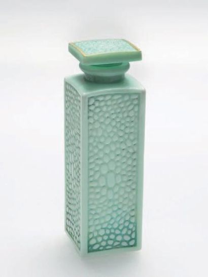 DALON «CHARME CARESSANT» Flacon en verre opaque couleur jade, à motif de galuchat,...