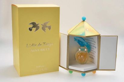 Nina RICCI «L'AIR DU TEMPS» Colombes couleur «Océan», flacon en cristal Lalique présenté...