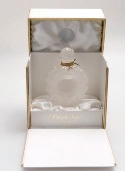 Nina RICCI «COEUR JOIE» Flacon (coeur évidé) en cristal signé Lalique, bouchon de...