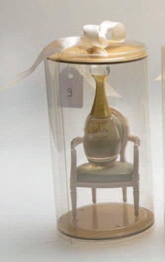 CHRISTIAN DIOR Miniature «J'adore» sur son fauteuil stylisé