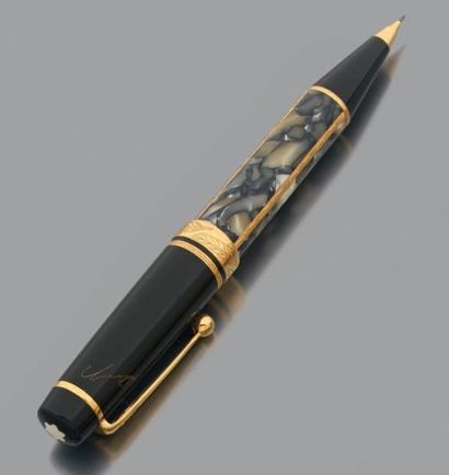 MONTBLANC PORTE-MINE, modèle «Alexandre Dumas», en laque noire, métal doré ciselé...