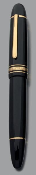 MONTBLANC STYLO PLUME, n°149, en laque noire et métal doré. Plume en or (750 millièmes)....