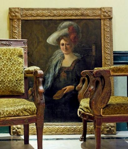 ECOLE FRANCAISE DU XIXème siècle Elégante au fauteuil Huile sur toile dans son amusant...