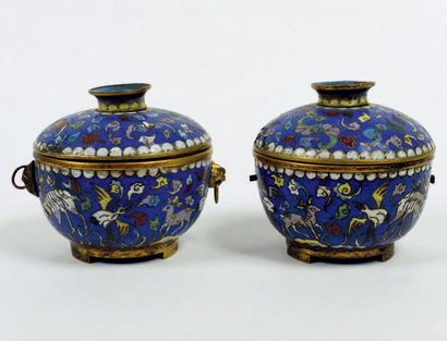 null Deux bols à bouillons en cuivre, émaux de Pékin Début XIXème siècle. H: 12,5...