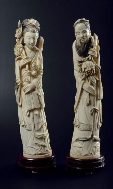 TRAVAIL CHINOIS AVANT 1945 Paire de dignitaires en ivoire sculpté 35,5 cm