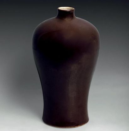 null Vase de forme «Meiping» en porcelaine émaillée brun. Chine, marque Kangxi à...