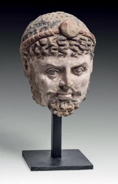 null Tête masculine en terre crue polychrome. Art Gréco-Bouddhique du Gandhara (Ier...