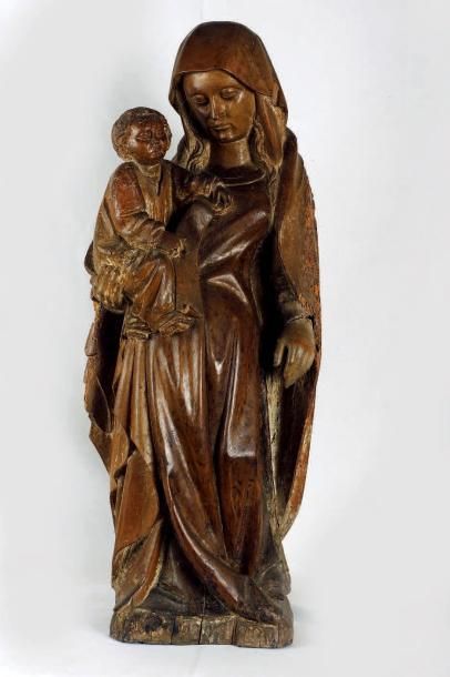 null Sculpture en bois fruitier anciennement laquée, représentant la Vierge tenant...
