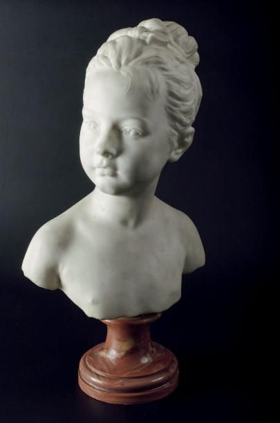 null Buste de jeune fille Sculpture en marbre blanc de Carrare. (Quelques éclats)...