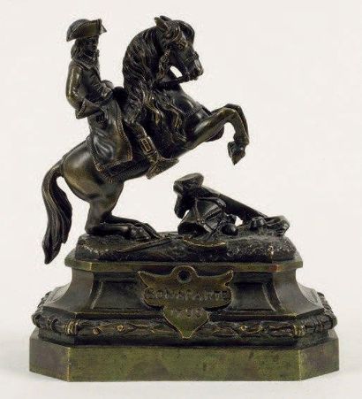 null Bonaparte à cheval Épreuve en bronze à patine brun-vert. H: 14 cm - L: 12 c...