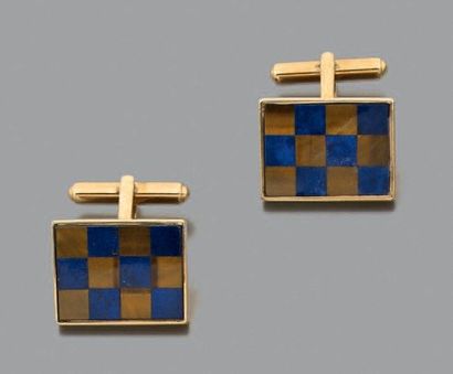 JEAN VENDOME PAIRE DE BOUTONS DE MANCHETTES rectangulaires «damier» serti de lapis...