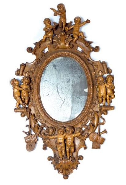 null Important miroir ovale en bois richement sculpté en ronde-bosse à décor de groupes...