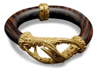 null BRACELET rigide ouvrant en bois d'amourette, agrémenté d'un important motif...