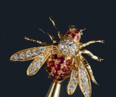 null Importante EPINGLE A CRAVATE «mouche» en or jaune (750 millièmes) pavée de diamants...