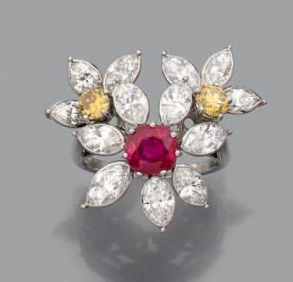 CARTIER (MONTURE) Rare BAGUE «trois fleurs» en platine (900 millièmes) et or gris...