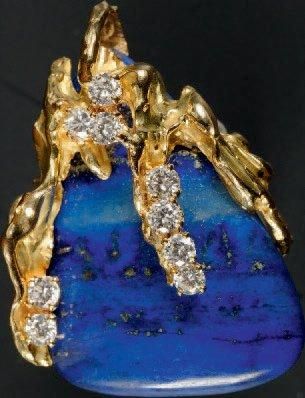 CHAUMET PENDENTIF «goutte» en or jaune sculpté retenant un important lapis-lazuli...