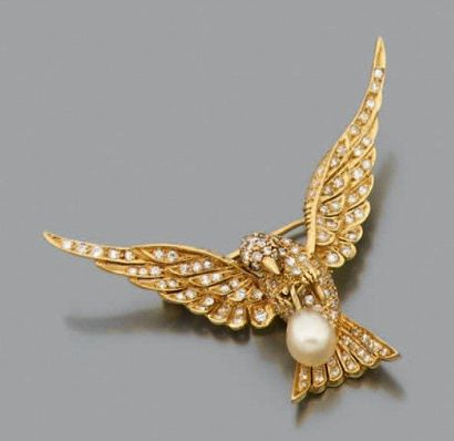 null BROCHE «oiseau aux ailes déployées» en or jaune (750 millièmes) ciselé, le corps...