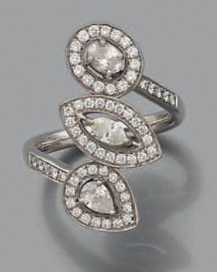 null BAGUE en or gris (750 millièmes) ajouré serti de trois diamants principaux de...