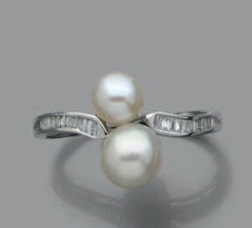 null BAGUE «toi et moi» en or gris (750 millièmes) serti de deux perles de cultures...