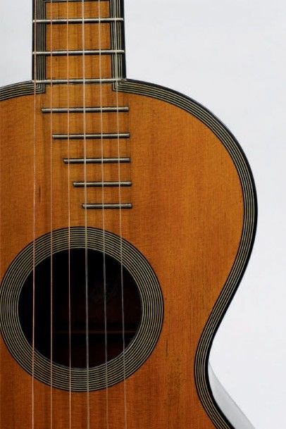 null Très beau modèle d'une guitare de René LACOTE à paris c. 1835 avec sa marque...