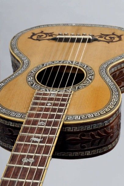 null Intéressante guitare faite par Guiseppe CESOLARI à Rome en 1898 dont elle porte...