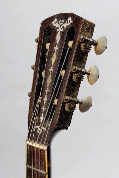 null Intéressante guitare faite par Guiseppe CESOLARI à Rome en 1898 dont elle porte...