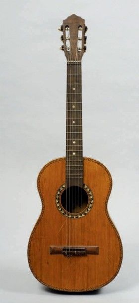 null Guitare faite par GEROME vers 1950, modèle espagnol. Caisse laminée en palissandre...
