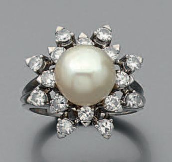 null BAGUE « fleur » en or gris (750 millièmes) serti d'une perle de culture blanche...