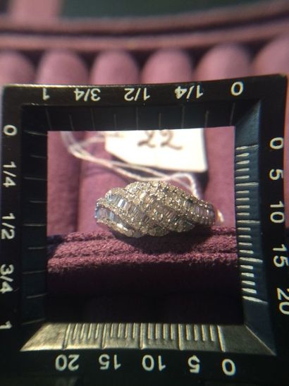 null Fine BAGUE bombée en or gris (750 millièmes) serti d'alignements de diamants...